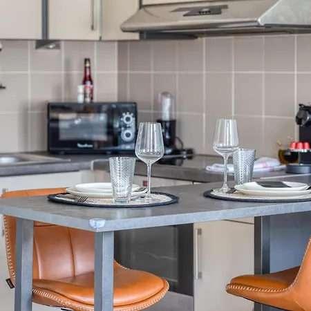 Celestine Mignon F2 En Centre De - Proximite Donjon De *