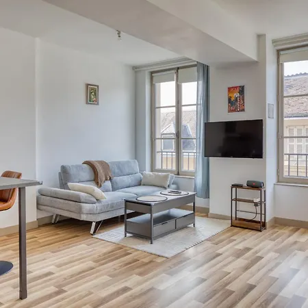 Celestine Mignon F2 En Centre De - Proximite Donjon De Appartement